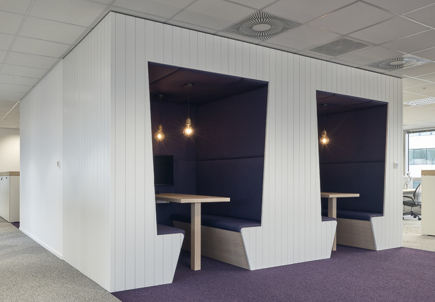 Mousse sur-mesure pour banquettes de salles de réunion