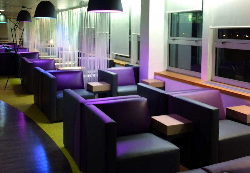 Fabricant de mousse pour des fauteuils d'hôtels